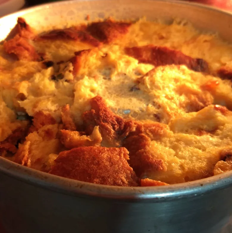 Forma de rabanada assada, dourada, recém-saída do forno